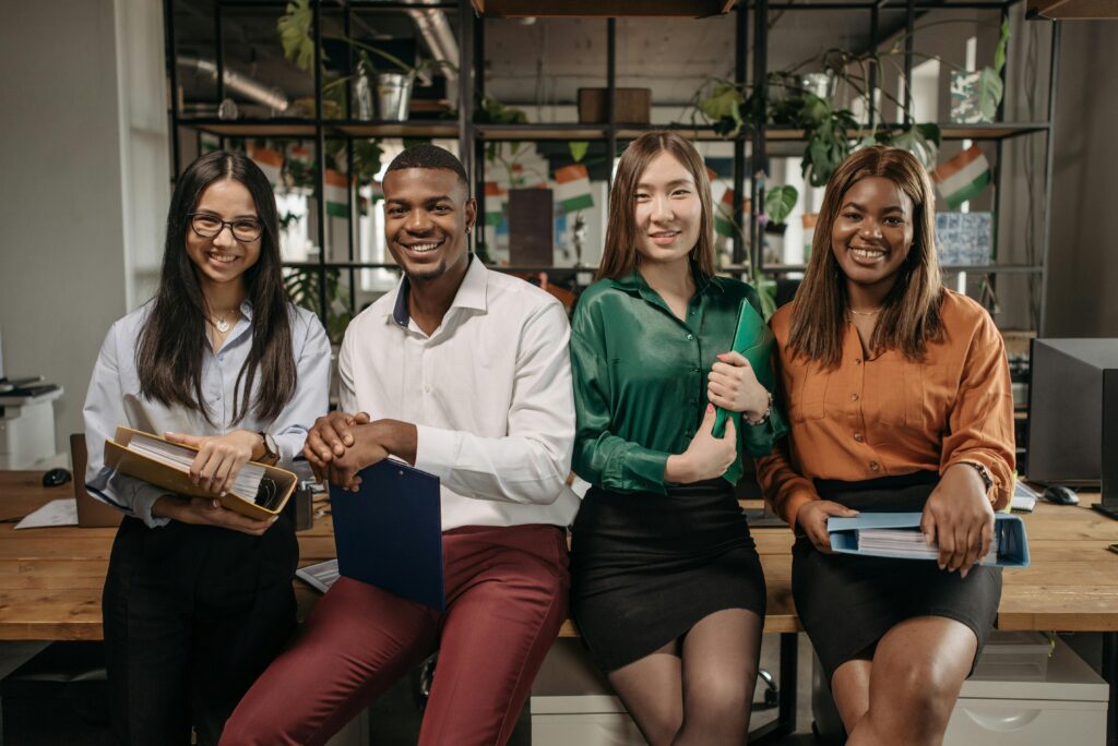 Equipo de trabajo en una oficina con ambiente positivo y ergonómico.