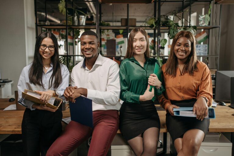 Equipo de trabajo en una oficina con ambiente positivo y ergonómico.